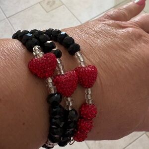 Handmade memory wire bracelet Black and red Heart Charm Bracelet glass beads